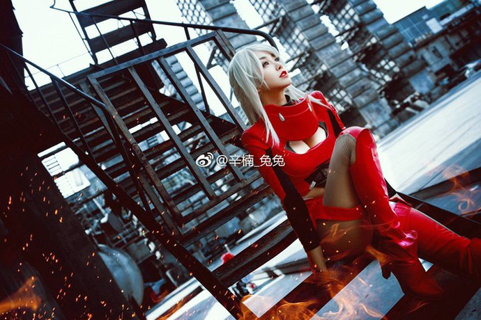 Cosplay Queenie You chân dài miên man khiến người hâm mộ chỉ biết ngước mắt nhìn