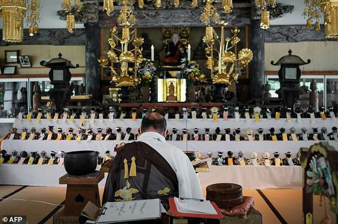 Ngôi chùa kì lạ chuyên tổ chức tang lễ cho những chú chó robot