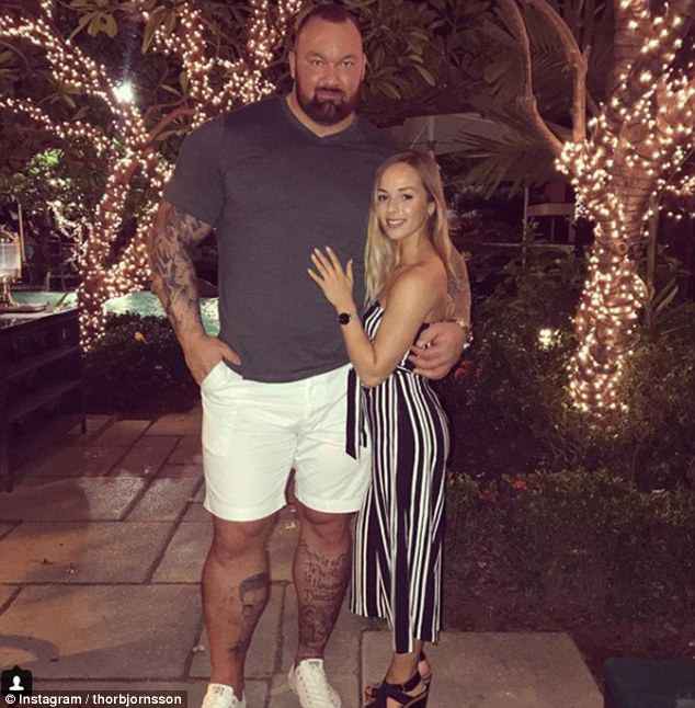 Nam diễn viên “khỏe nhất thế giới” kể nỗi khổ vì có bạn gái… bé nhỏ