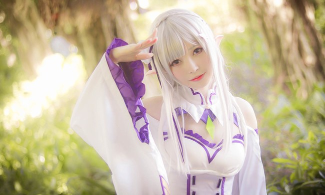 Chiêm ngưỡng bộ cosplay cô nàng Emilia siêu xinh trong Re:Zero