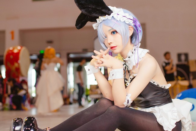 Nàng hầu Rem lại khiến người hâm mộ xao xuyến với bộ cosplay cực gợi cảm