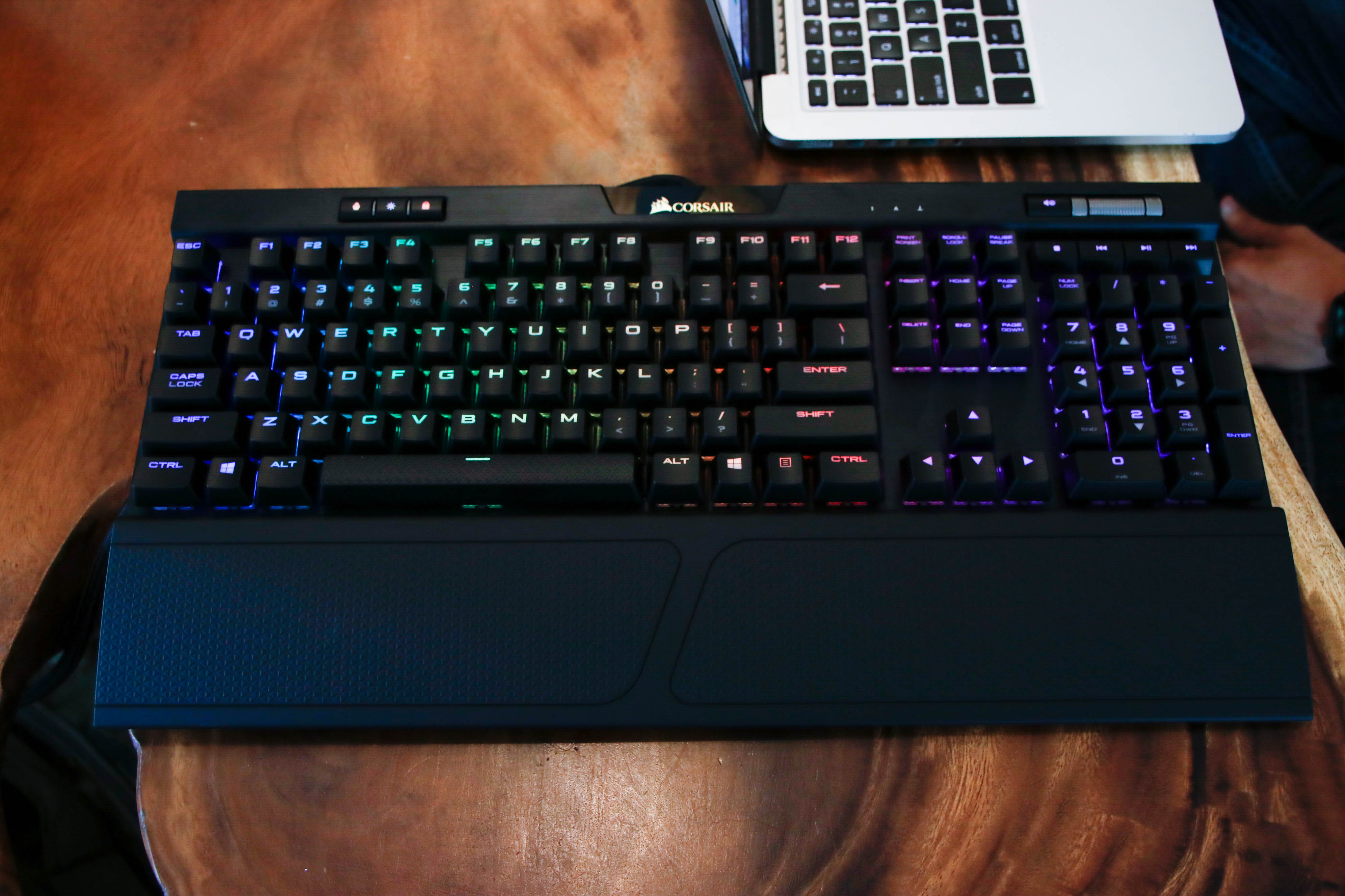 Trên tay nhanh Corsair K70 RGB MK.2 - Thêm một lựa chọn K70 cho game thủ