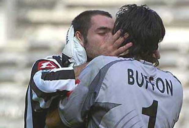 Tổng hợp khoảnh khắc khi các cầu thủ bóng đá tình tứ ngọt ngào không kém gì phim tình cảm