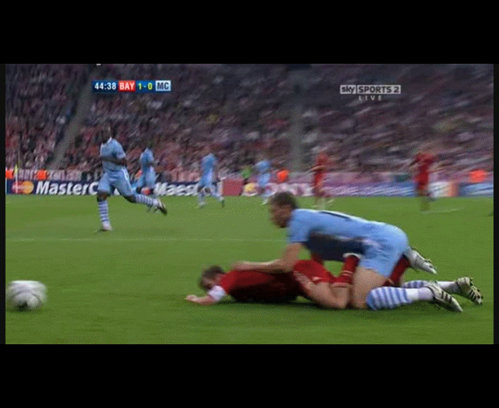 Tổng hợp khoảnh khắc khi các cầu thủ bóng đá tình tứ ngọt ngào không kém gì phim tình cảm 30