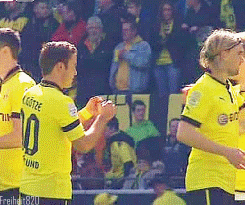 Tổng hợp khoảnh khắc khi các cầu thủ bóng đá tình tứ ngọt ngào không kém gì phim tình cảm 19