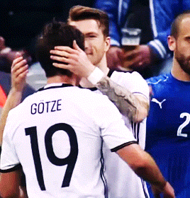 Tổng hợp khoảnh khắc khi các cầu thủ bóng đá tình tứ ngọt ngào không kém gì phim tình cảm 18