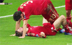 Tổng hợp khoảnh khắc khi các cầu thủ bóng đá tình tứ ngọt ngào không kém gì phim tình cảm 15