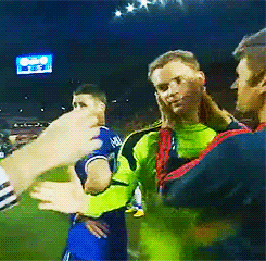 Tổng hợp khoảnh khắc khi các cầu thủ bóng đá tình tứ ngọt ngào không kém gì phim tình cảm 20