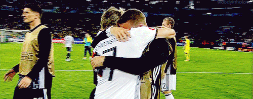 Tổng hợp khoảnh khắc khi các cầu thủ bóng đá tình tứ ngọt ngào không kém gì phim tình cảm 13