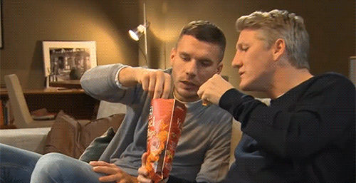 Tổng hợp khoảnh khắc khi các cầu thủ bóng đá tình tứ ngọt ngào không kém gì phim tình cảm 12