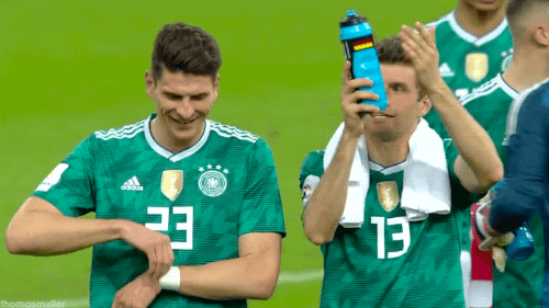 Tổng hợp khoảnh khắc khi các cầu thủ bóng đá tình tứ ngọt ngào không kém gì phim tình cảm 16