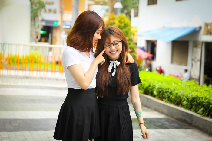 Ngỡ ngàng trước làn da trắng nuột nà của 2 nàng hot girl nhà CFL