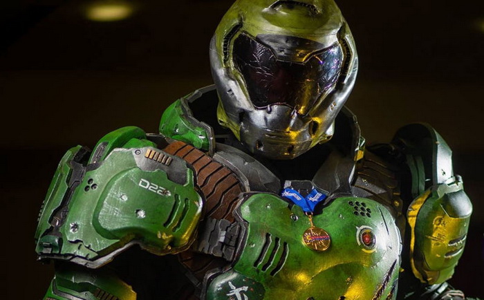 Choáng ngợp với bộ cosplay Doom tỉ lệ thật giống y hệt trong game bước ra