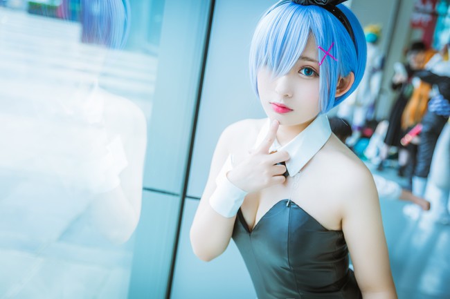 Bộ cosplay nàng hầu Rem trong trang phục thỏ ngọc sẽ khiến người hâm mộ mê mẩn không thôi