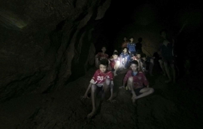 Đội bóng Thái uống nước chảy từ vách đá trong hang để sống sót