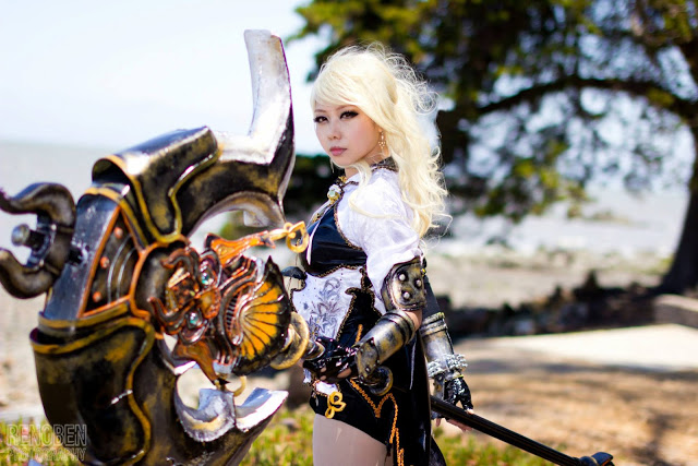 Toát mồ hôi với bộ Cosplay Cuồng Long nữ siêu gợi cảm giữa trời mùa hè