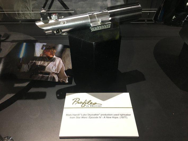 Choáng váng với thanh Kiếm Ánh Sáng trong Star Wars được bán với giá hơn 860 tỷ đồng