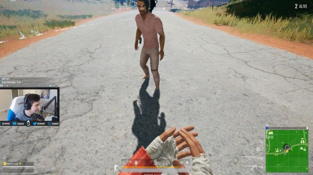 Hài hước khi Streamer Shroud bị fan cuồng đuổi theo trong PUBG chỉ để hát cho thần tượng nghe