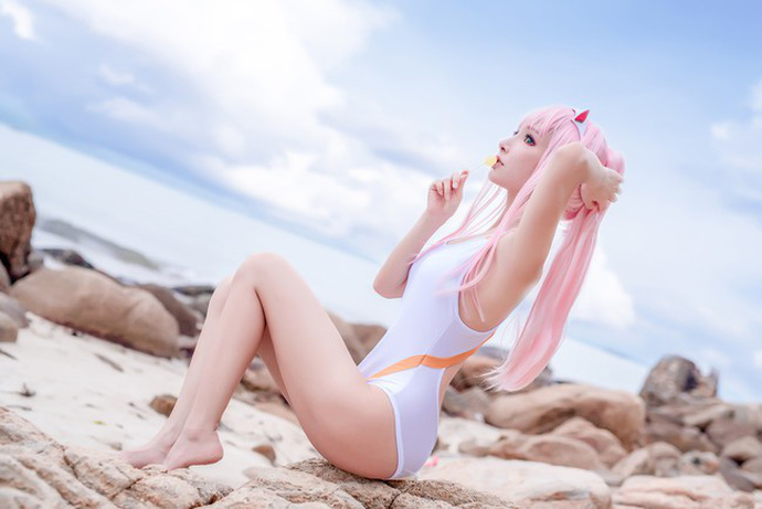 Chiêm ngưỡng bộ cosplay Zero Two cực kì xinh đẹp trong bộ đồ tắm bên bãi biển