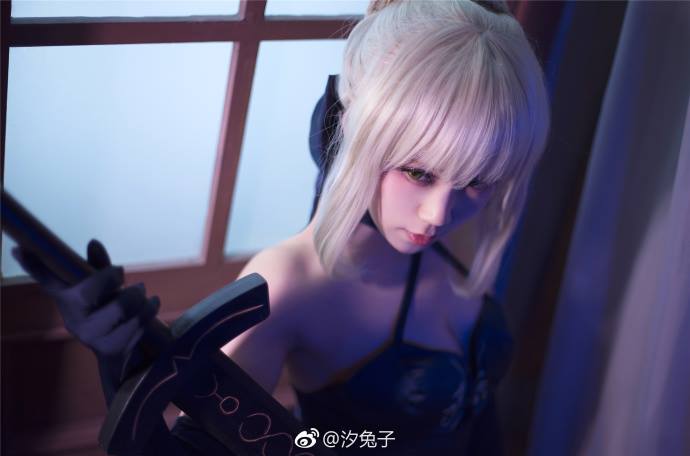 Thêm một bộ Cosplay Saber đen tuyền trong suốt khiến game thủ mê mệt