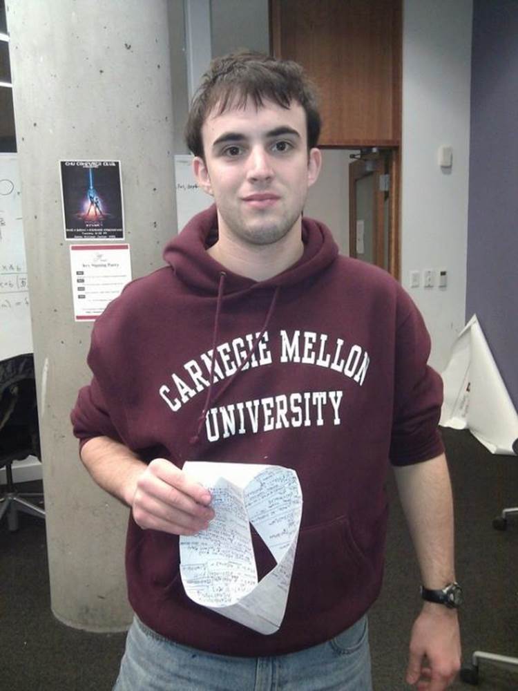 Chỉ được mang 1 tờ A4 vào phòng thi nhưng sinh viên có thể chép cả 1 cuốn sách để làm phao đấy