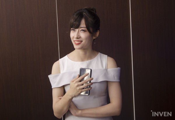 LMHT: Nữ phát ngôn viên xinh đẹp của RNG lên tiếng bày tỏ tình cảm với Faker