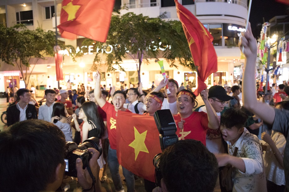 Cùng nhìn lại những hình ảnh Cổ động viên VN ở Phố đi bộ đêm qua