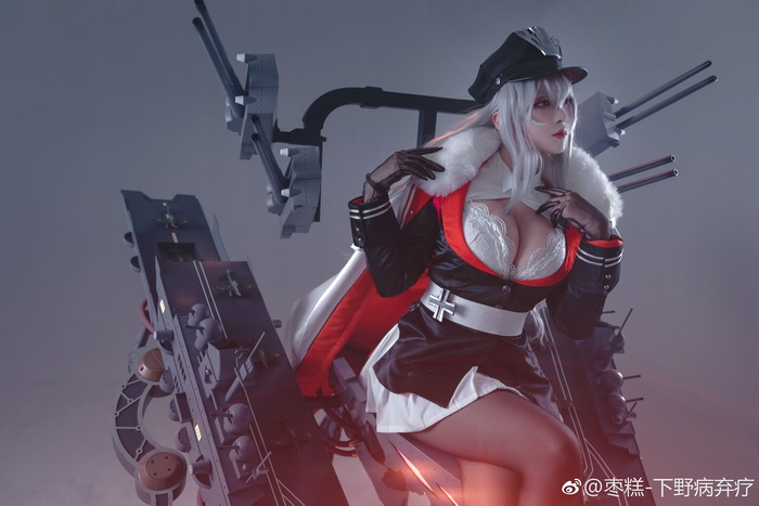 Nghẹn ngào cùng bộ cosplay "Mỹ Nữ Tàu Chiến" giống hệt trong game Azur Lane