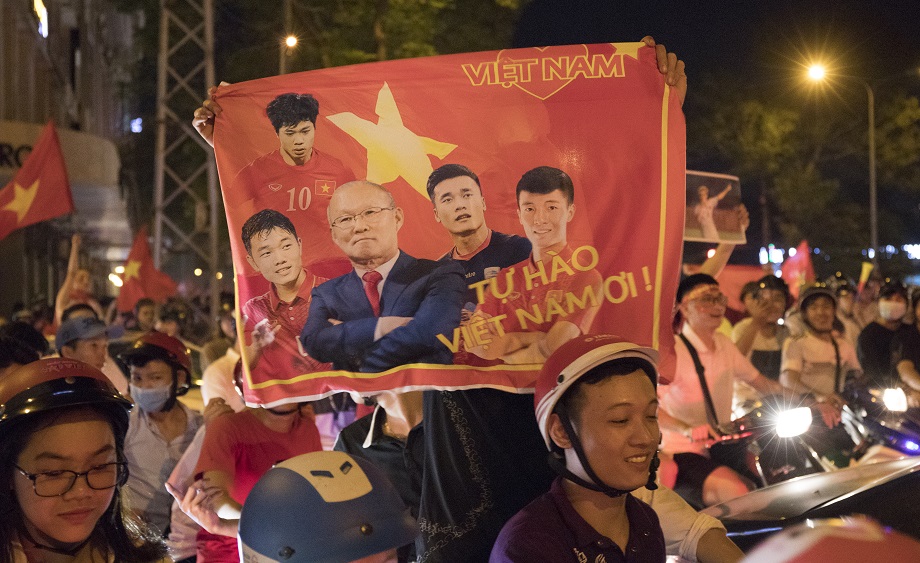 Olympic Việt Nam vượt qua Syria, người hâm mộ vỡ òa trong cơn say chiến thắng