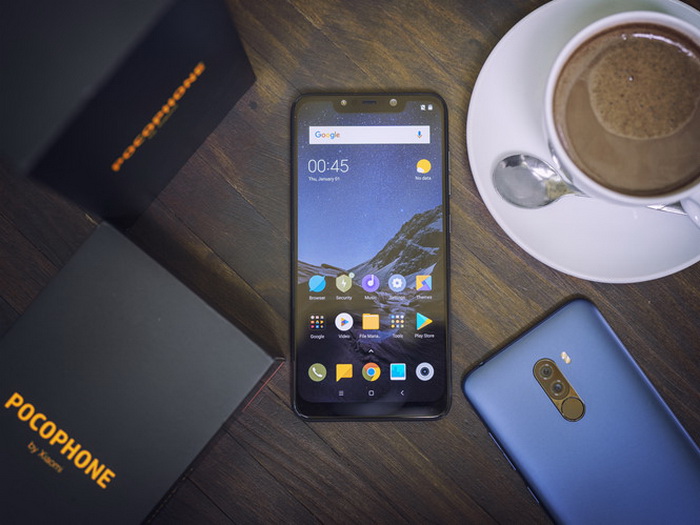 POCOPHONE F1 - Máy mạnh, pin trâu và tản nhiệt nước đúng giấc mơ của game thủ