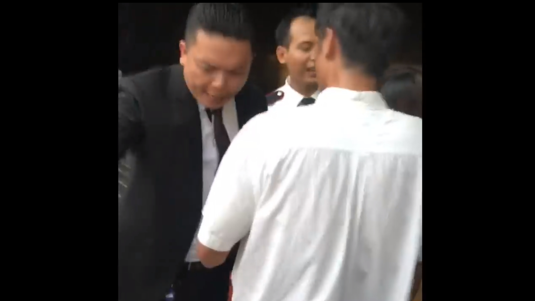 Dậy sóng cộng đồng mạng khi bảo vệ và Quản lý Time Square đuổi người trú mưa ngày 29 tháng 8