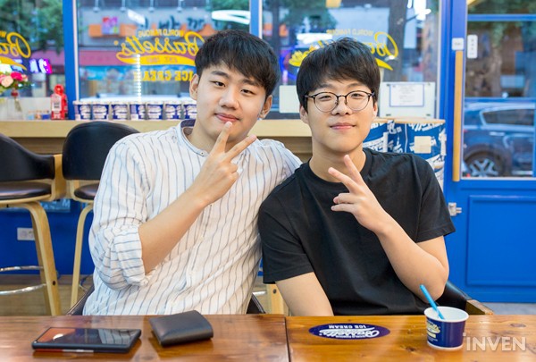 LMHT: Nhân một ngày đẹp trời, Kuro và Smeb gặp nhau và chia sẻ toàn chuyện 'thâm cung bí sử' của các thành viên ROX Tigers cũ