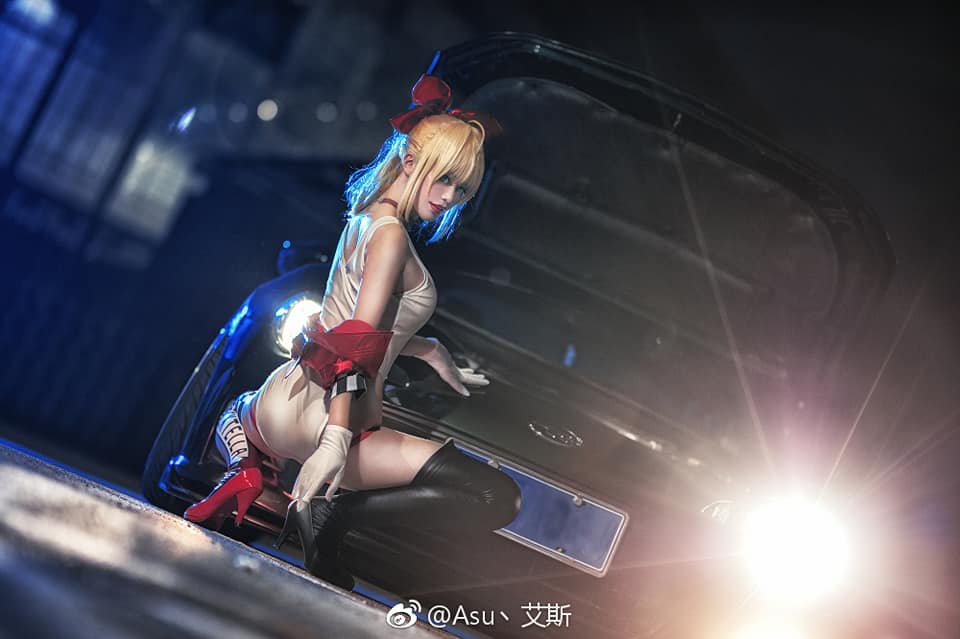 Nóng mặt với bộ ảnh Cosplay Saber phiên bản đua xe nóng cháy cả lốp