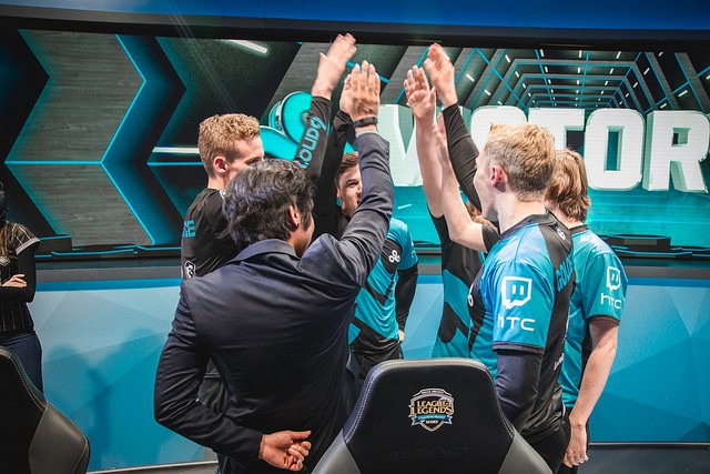 Chiều riết hóa hư, game thủ LMHT Bắc Mĩ muốn Riot áp dụng thêm luật 2 dự bị