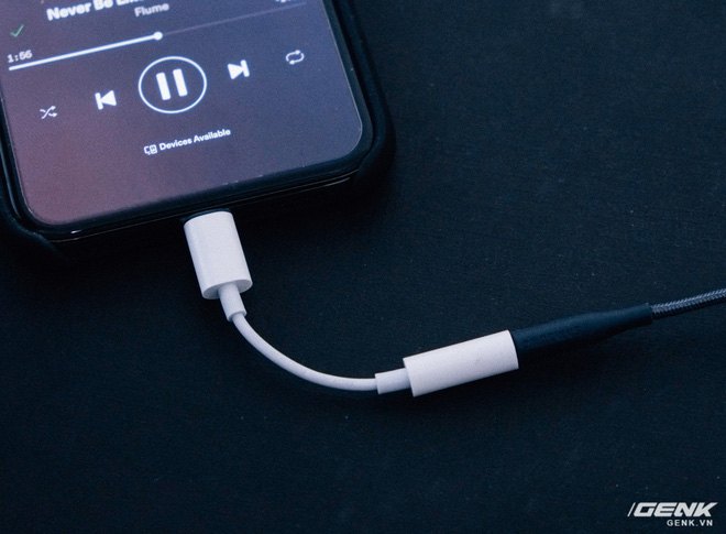 Apple lại thể hiện sự keo kiệt của mình khi không tặng kèm sạc nhanh và adapter cổng 3.5mm dù giá iPhone XS lên đến nghìn đô