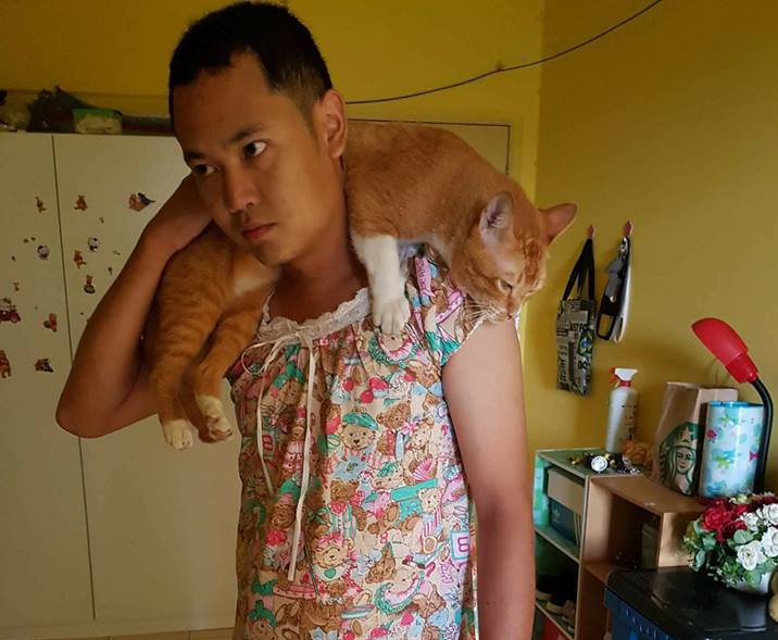 Chàng trai hóa trang thành phụ nữ vì mèo cưng không thích lại gần đàn ông