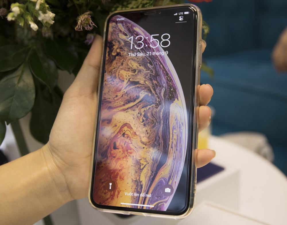 Trải nghiệm nhanh iPhone Xs Max Silver 256GB đầu tiên tại Việt Nam