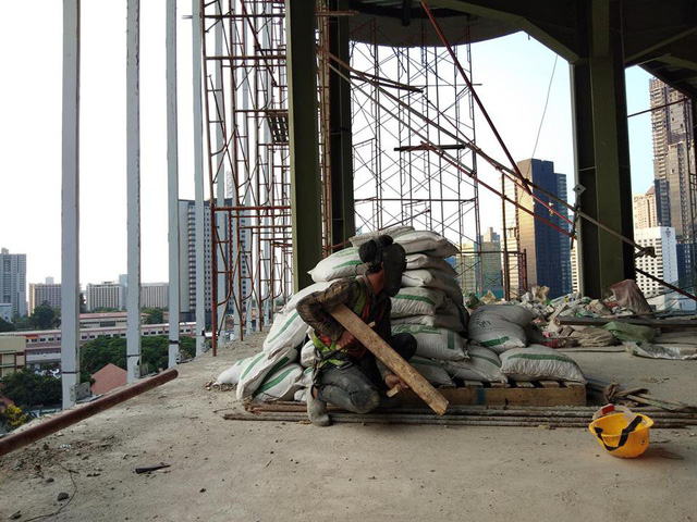 Game thủ làm thợ xây công trình làm hẳn nguyên một bộ cosplay siêu tiết kiệm mà cũng không kém phần hài hước