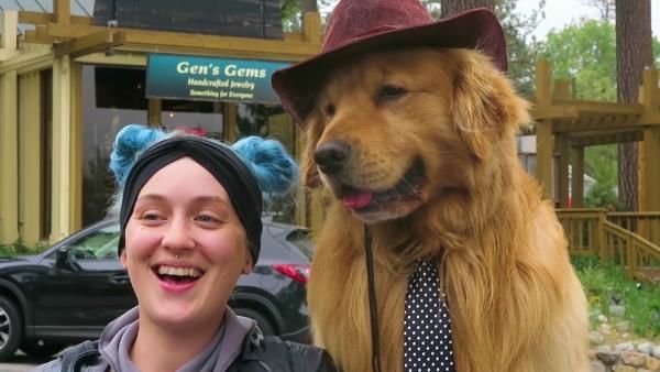 Boss nhà người ta: Được bầu làm thị trưởng của thị trấn California và được tặng cả xe riêng