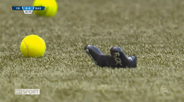 Đầu tư vào Esports thay vì bóng đá, người hâm mộ ném cả tay cầm PS xuống sân để phản đối.