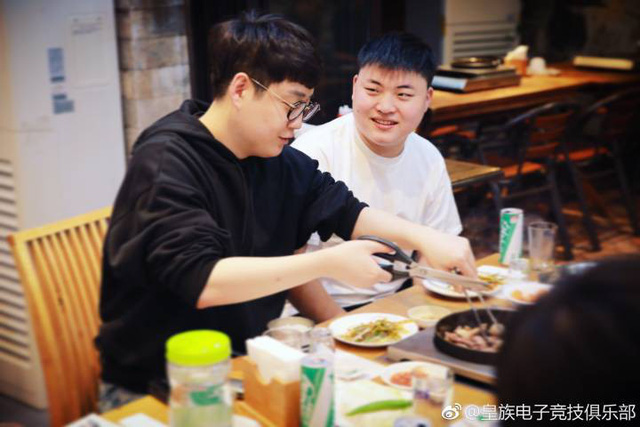 LMHT: RNG đến Hàn Quốc và được Mata chiêu đãi nhiệt tình, Uzi nhìn Mata cắt thịt với con mắt vô cùng triều mến