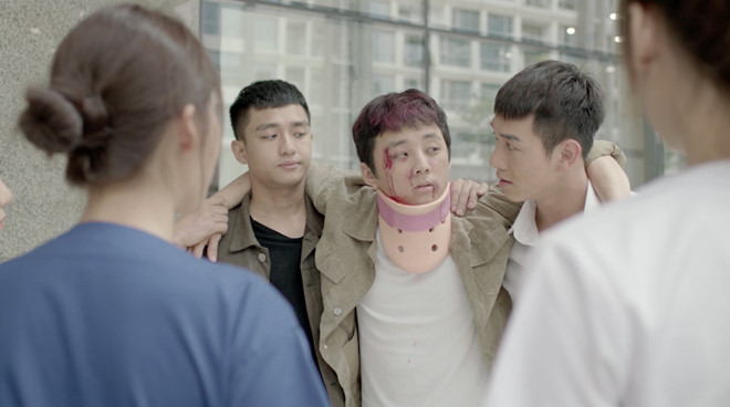 'Hậu duệ mặt trời' tập 1&2: Cảnh hất điện thoại bị đơ gây tiếc nuối