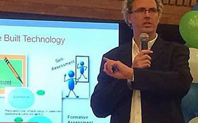 Giáo sư vô tình chiếu phim người lớn trước 500 sinh viên