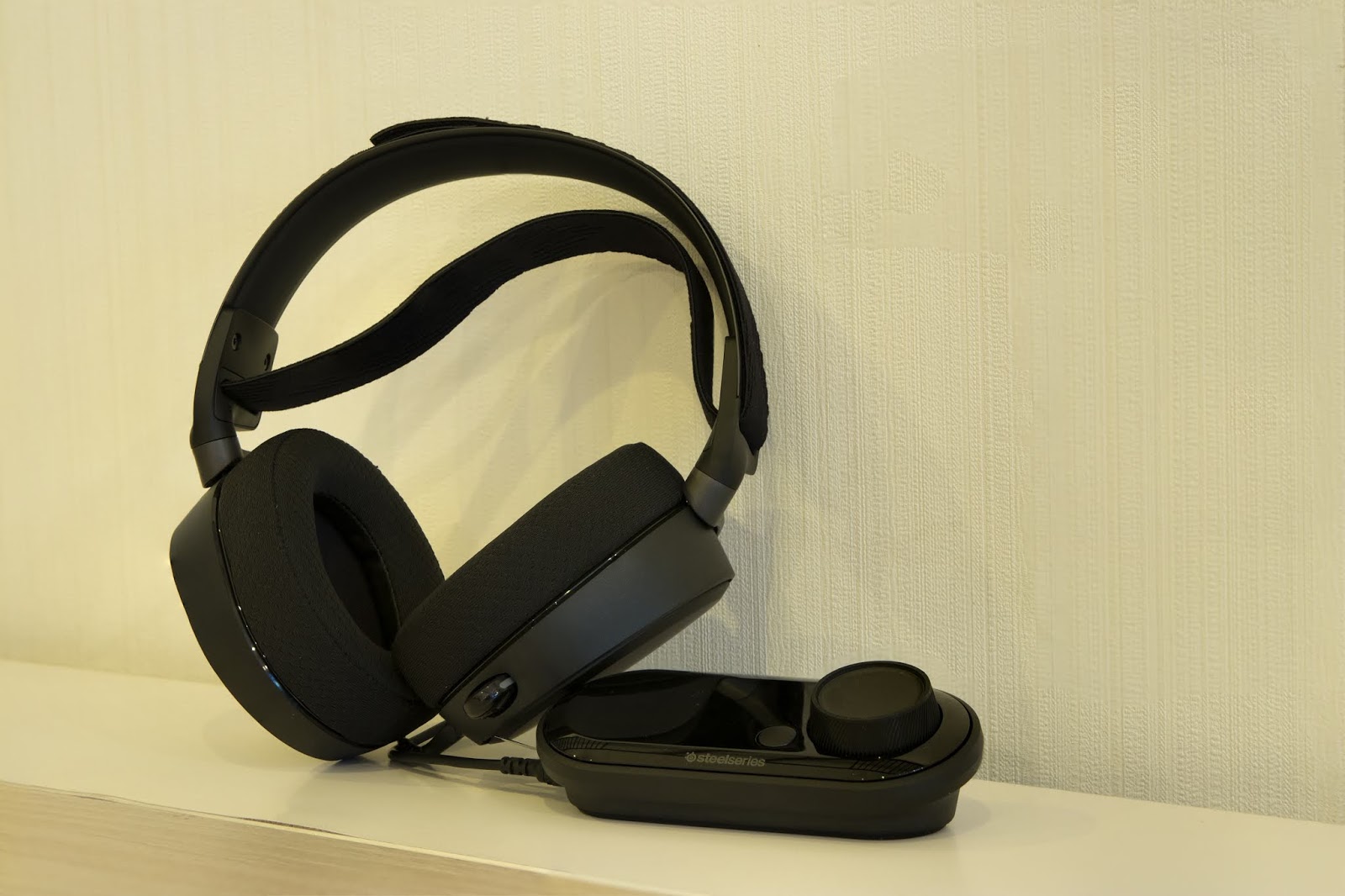 Trên tay nhanh Steelseries Arctis Pro + DAC: Tai nghe chơi game cho gamer try-hard