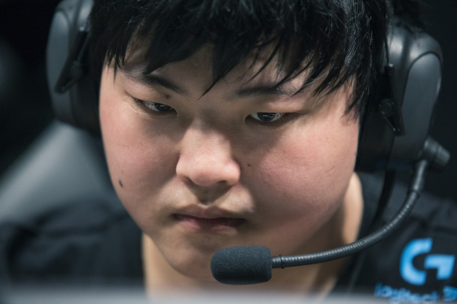 LMHT: Quá bức xúc vì hành vi của game thủ người Hàn, Uzi chính thức phản pháo lại