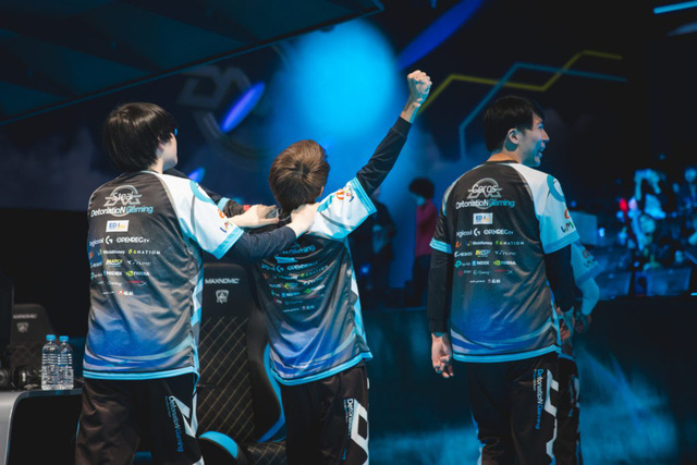 Các BLV Nhật Bản bật khóc như trẻ con khi đội nhà lọt vào vòng loại trực tiếp Vòng Khởi Động CKTG 2018