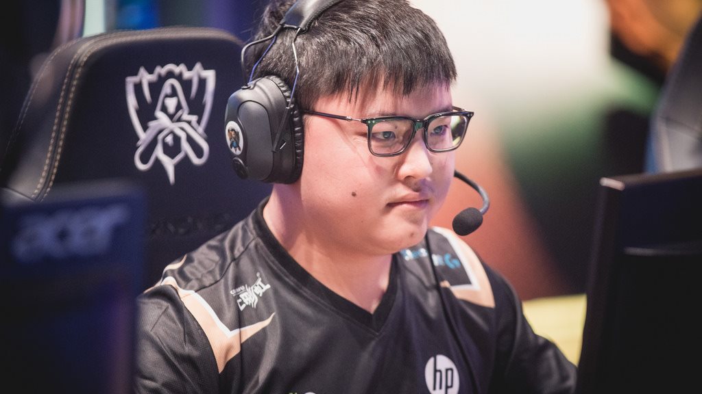 Sau khi bị cộng đồng Hàn Quốc troll và phá, Uzi còn bị Riot phạt 2000$ vì chơi tài khoản lậu tại server Hàn Quốc