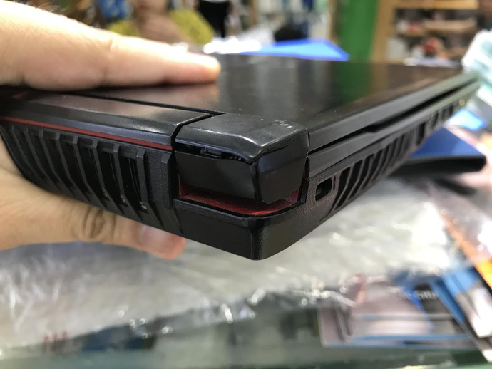 Ngay sau khi nhận được cơn bão Bản Lề MSI Việt Nam mới quyết định sẽ sửa laptop miễn phí cho những game thủ nào bị dính lỗi này