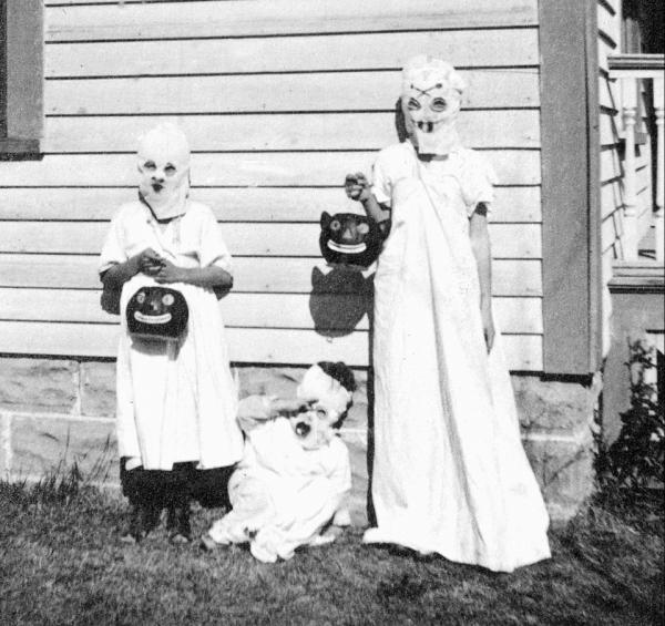 Nhìn qua những trang phục Halloween của thế kỷ 20, đáng sợ đến rợn cả người