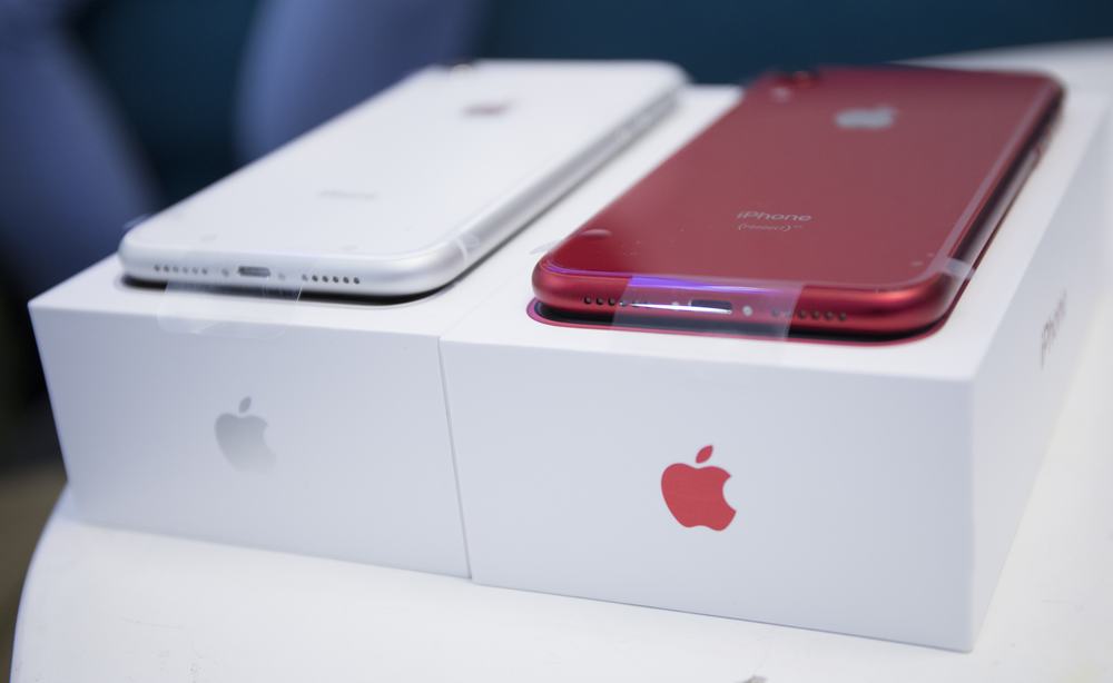 Trên tay bộ ba iPhone XR phiên bản đỏ rực rỡ, xanh dịu dàng và trắng tinh khôi